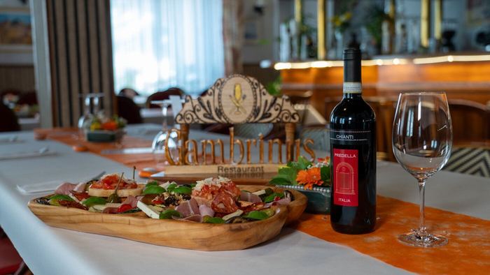 Antipasti-Platte mit Rotwein