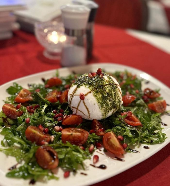 Burrata mit Rucola und Kirschtomaten