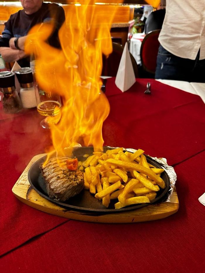 Flambiertes Gericht am Tisch