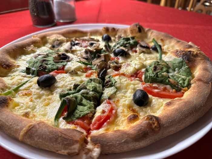 Pizza mit Gemüse und Oliven