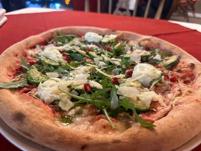 Pizza mit Parmaschinken und Rucola