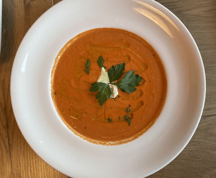 Tomatensuppe mit Basilikumcreme