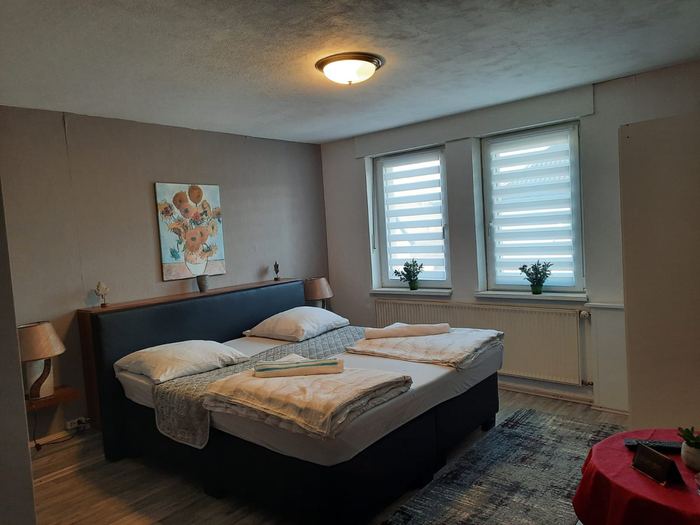 Doppelzimmer mit Schreibtisch