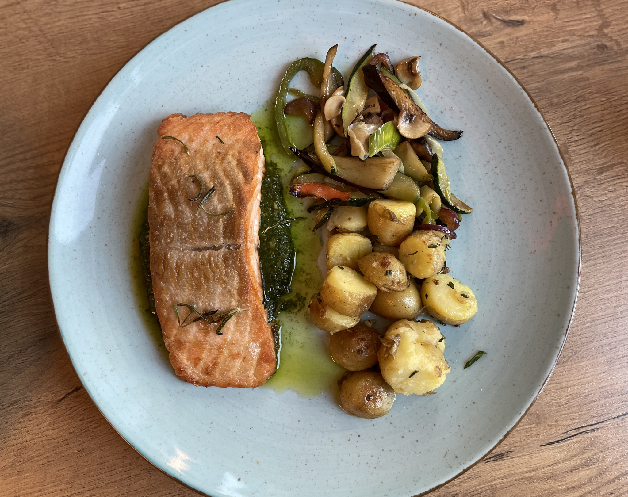 Lachsfilet mit Rosmarinkartoffeln und Gemuese